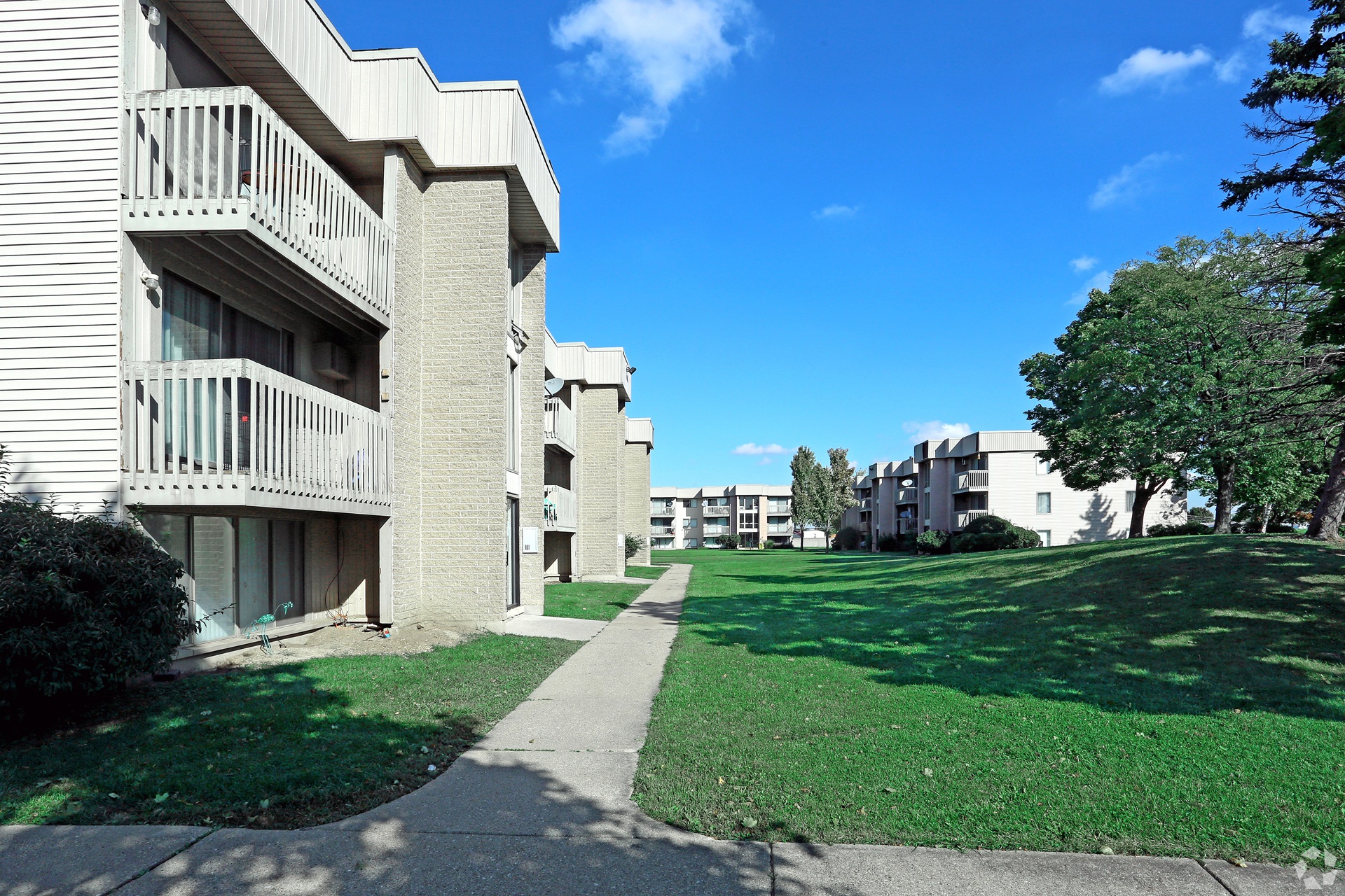 Peachtree Apartments community in Clinton Township Michigan